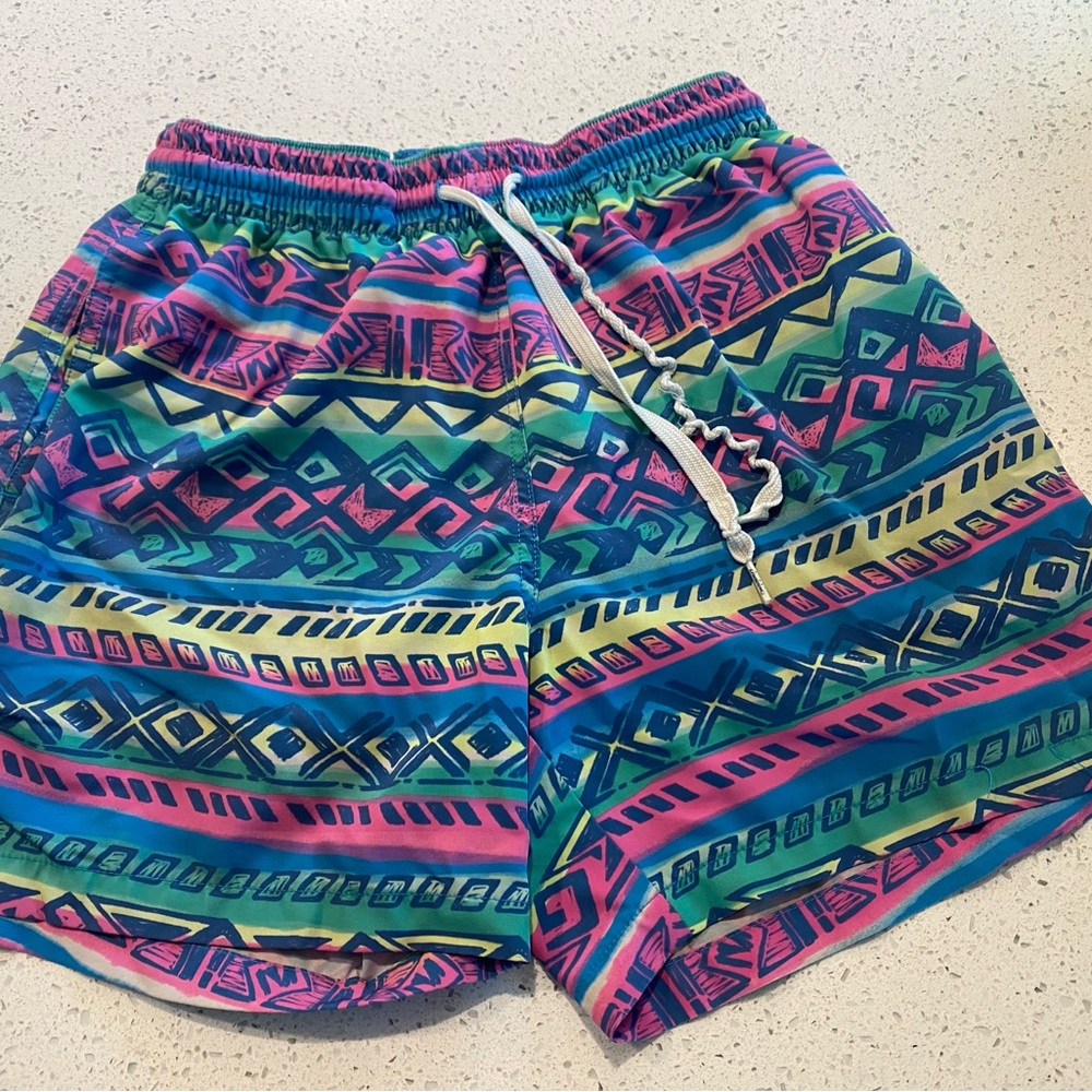 Chubbies Vibrant Patterned Athletic Shorts. Small 5.5” inseam